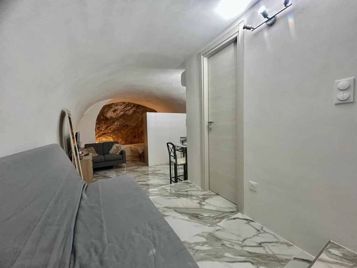 Cave House Apartment مينتون المظهر الخارجي الصورة