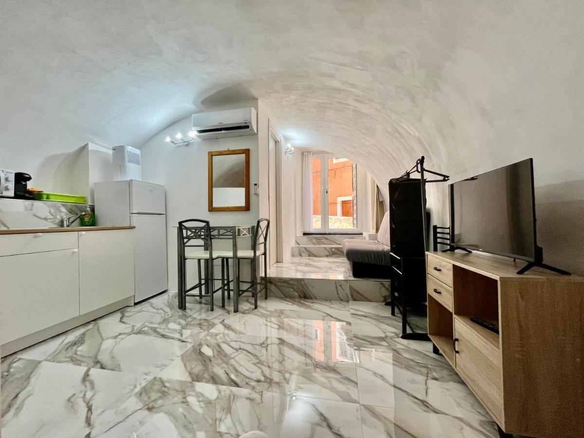Cave House Apartment مينتون المظهر الخارجي الصورة